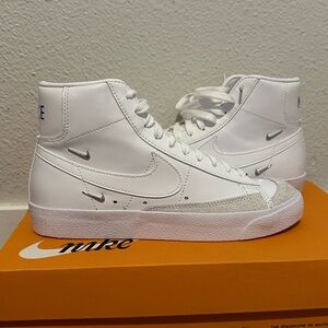 Blazer Mid ‘77 SE
Color: white/Hyper Royal
Size: 7.5 Women’s